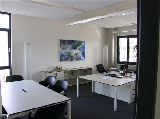 Büro mit Akustik-Deckensegel und Bild